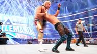 पूर्व WWE चैंपियन सैथ रॉलिंस के ऊपर क्रॉस रोड्स मूव लगाते हुए कोडी रोड्स